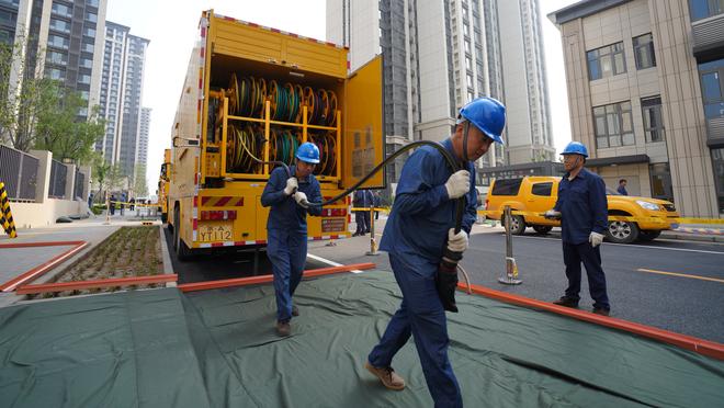 艾克森曾透露：教练组当时决定，没法让我们归化同时出场